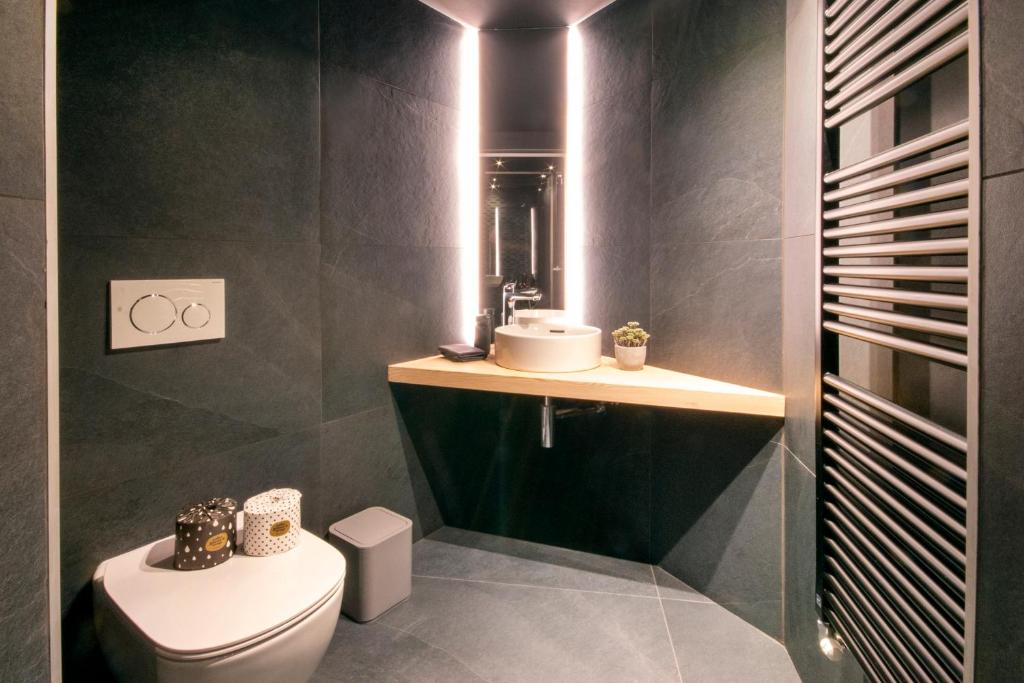a bathroom with a sink and a toilet in it at BORMIO N'JOY in Bormio