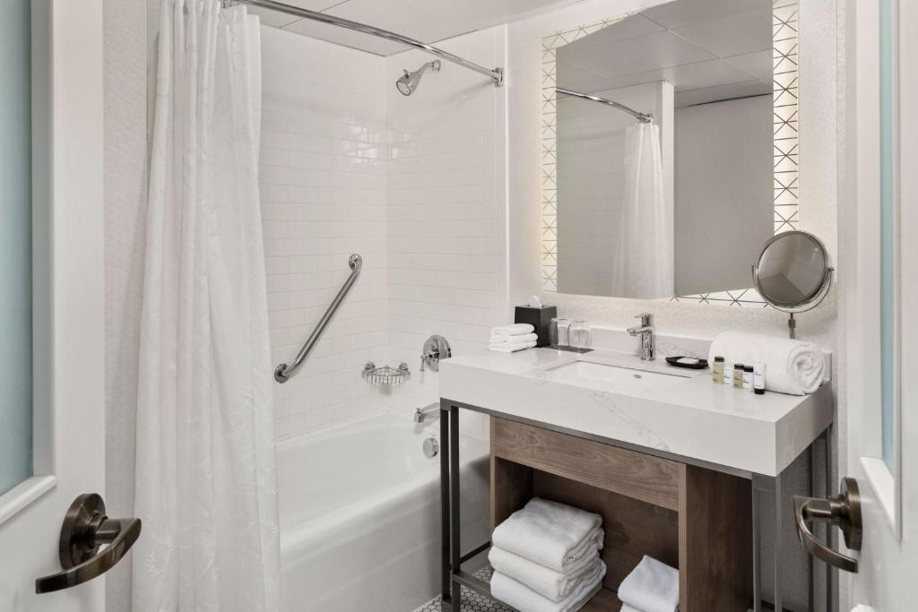 Sheraton Duluth Hotel - Club Level, Suite, 2 Double, Sofa Bed, High Floor