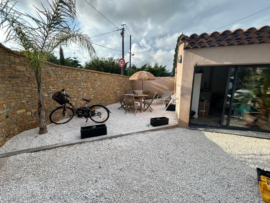 una bicicleta estacionada junto a un edificio con patio en Charmant Studio dans villa - jardin privatif ., en La Seyne-sur-Mer