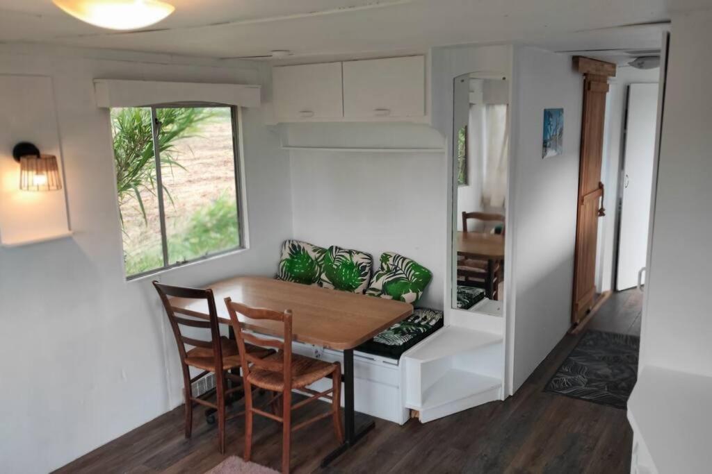 una pequeña casa con comedor y cocina en logement dans Mas mobile home en Saint-Laurent-dʼAigouze