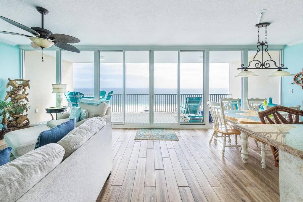 Χώρος καθιστικού στο West Beach Condo in Gulf Shores