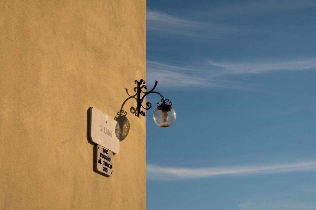 ein Licht an einer Wand mit einem Schild drauf in der Unterkunft Poggio al Turco - Wohnung 2 in Casa Pallini