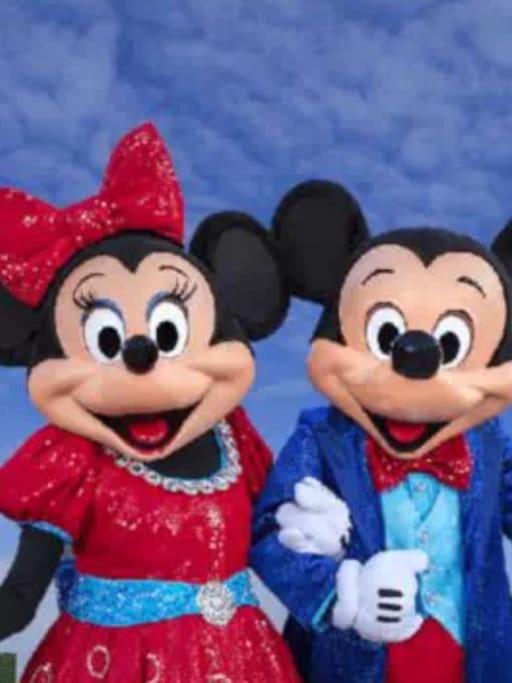 Deux figurines de souris à souris se tiennent côte à côte dans l'établissement Appartement T2 proche de l’aéroport CDG et Paris, à Claye-Souilly