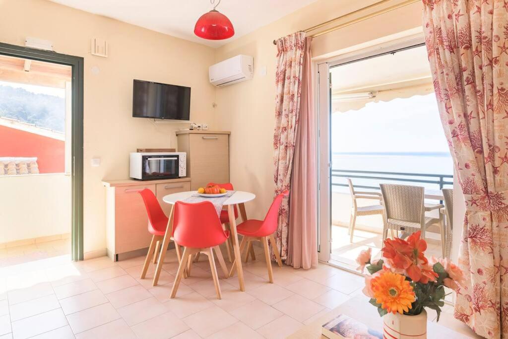 Televízia a/alebo spoločenská miestnosť v ubytovaní Most Panoramic balcony Aeolos Home 108