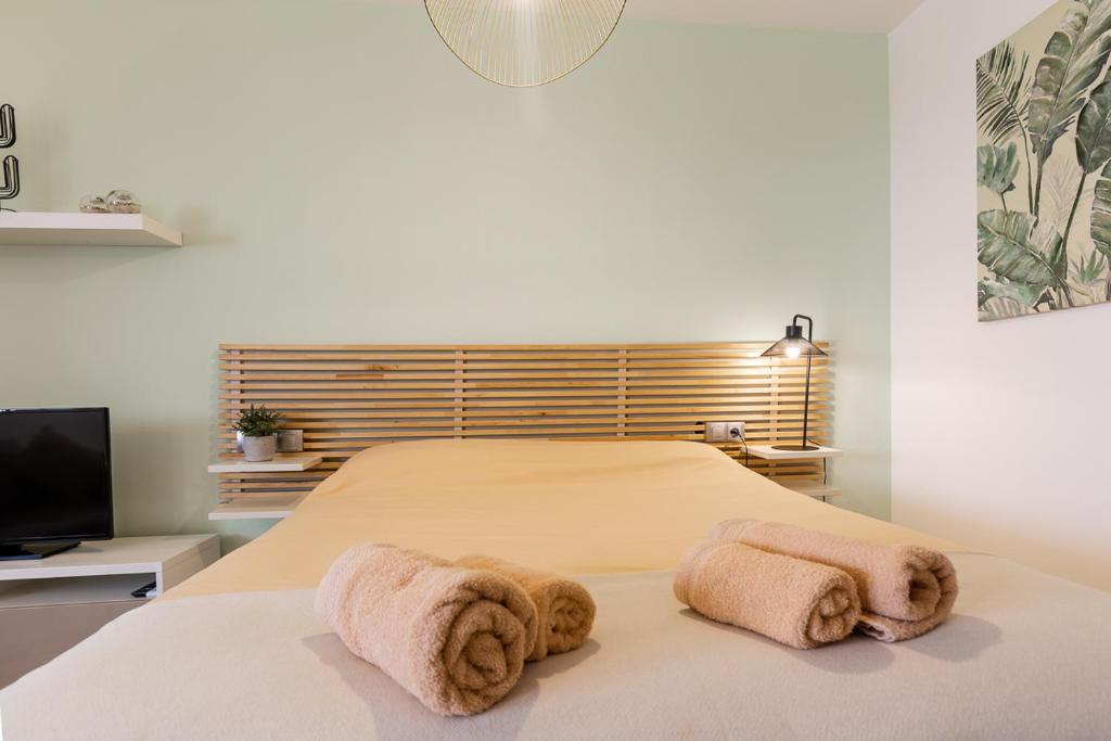 Posteľ alebo postele v izbe v ubytovaní Teatro Suites Málaga CITY FLAT