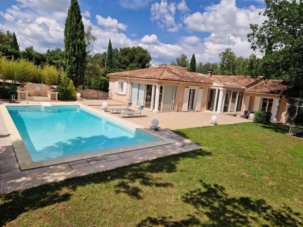 een huis met een zwembad in een tuin bij La TISSONNIERE Mer Alpilles Provence et Luberon avec Spa et Piscine à 10mns d Aix en Provence in Saint-Estève-Janson
