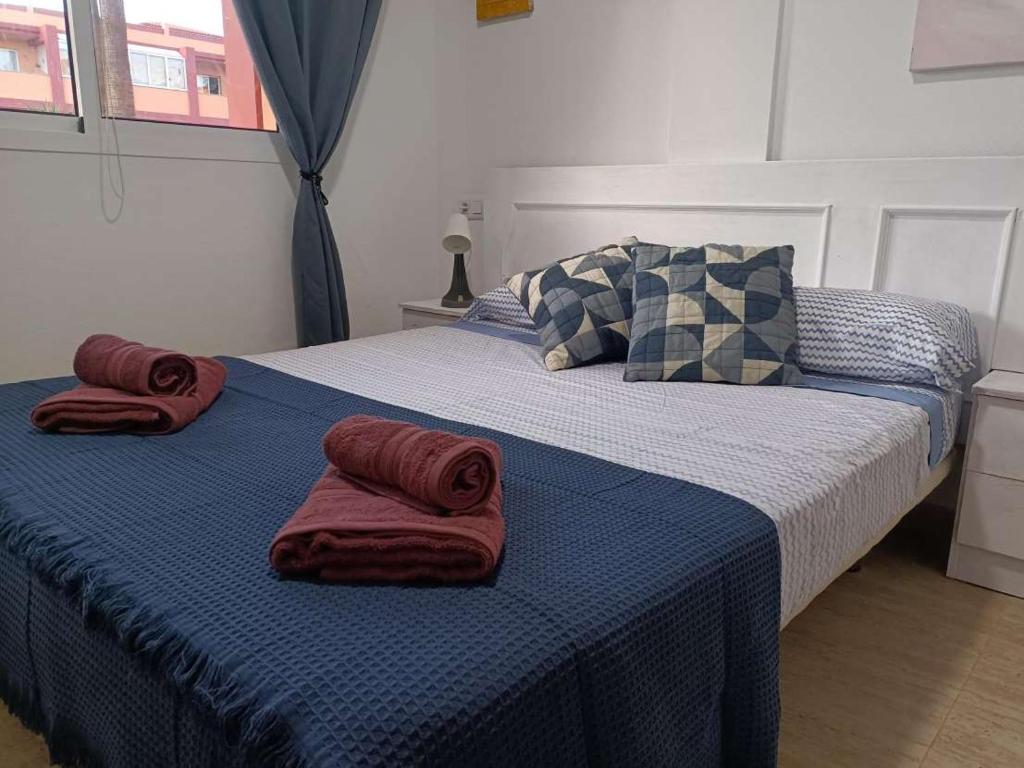 a bedroom with two beds with red towels on them at El Refugio in Parque Holandes