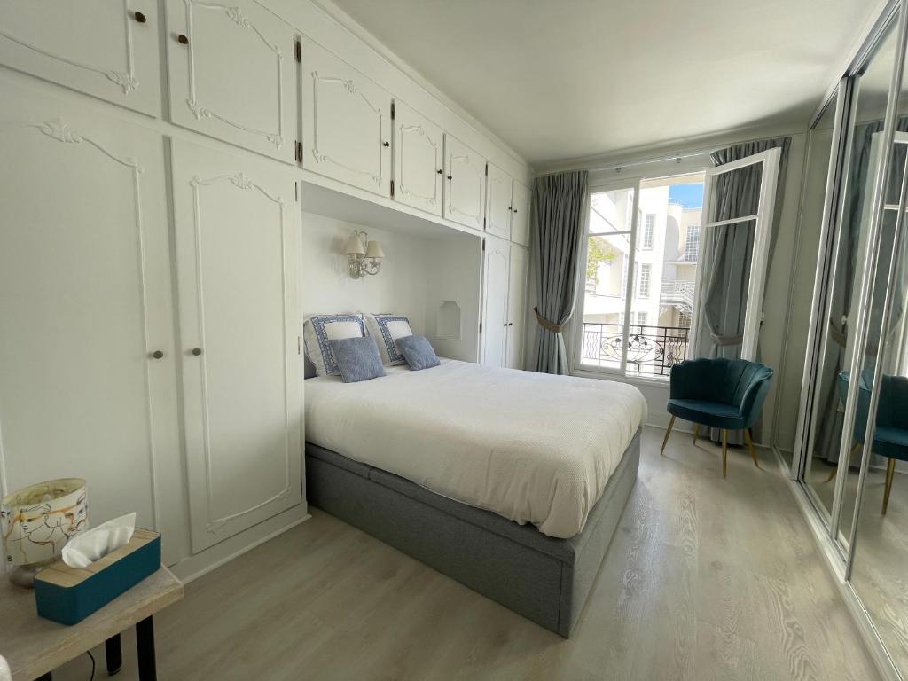 une chambre avec un grand lit avec des oreillers bleus dans l'établissement Appartement 2 pièces élégant proche Porte de Versailles, à Paris