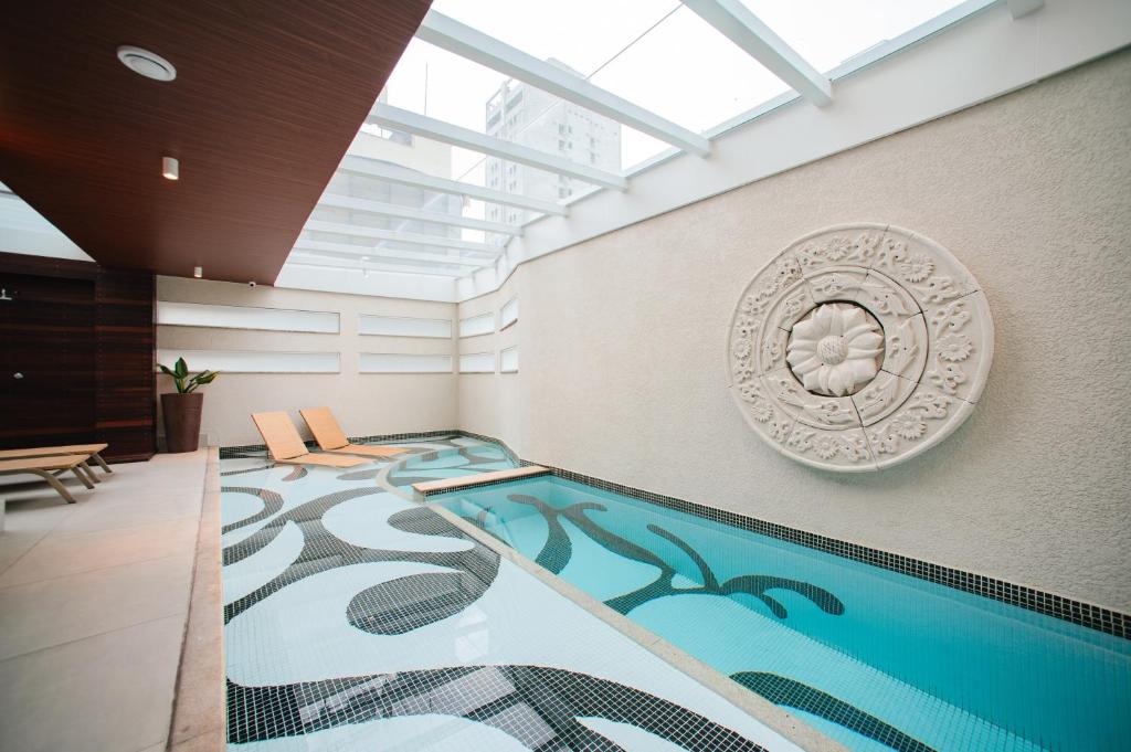a swimming pool in the middle of a building at Brut by Slaviero Hotéis in Balneário Camboriú