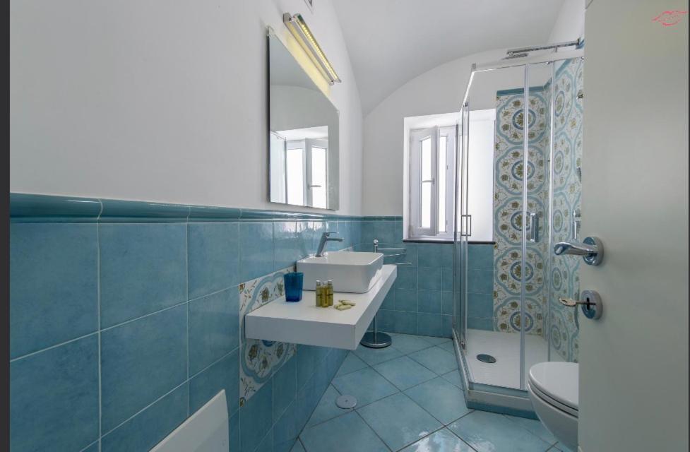 A bathroom at Ravello Vingius Suite