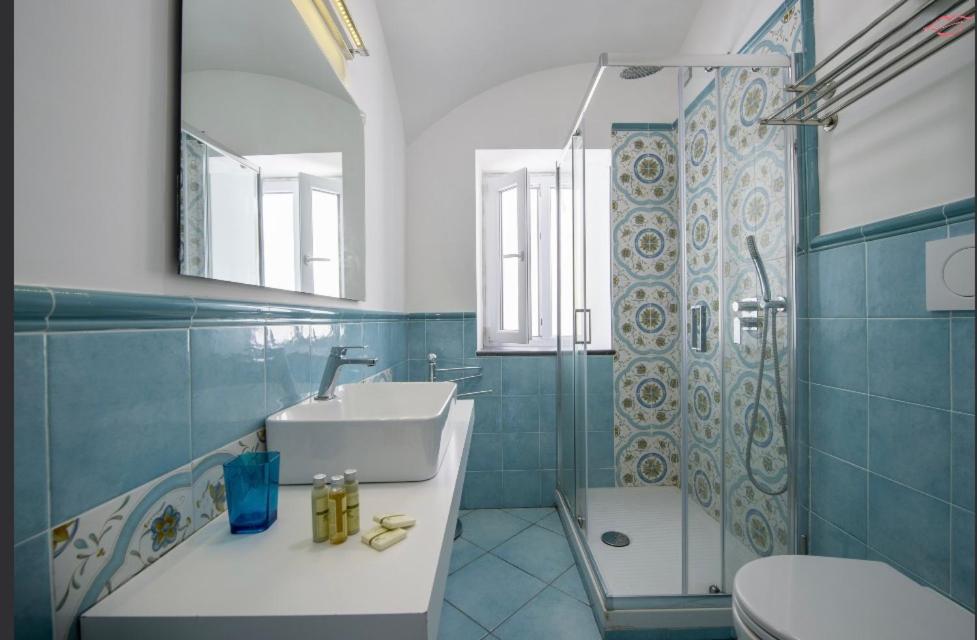 A bathroom at Ravello Vingius Suite