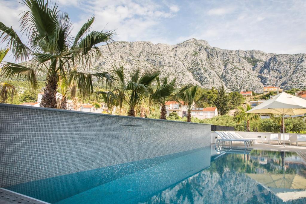 Nespecifikovaný výhled na hory nebo výhled na hory při pohledu z hotelu