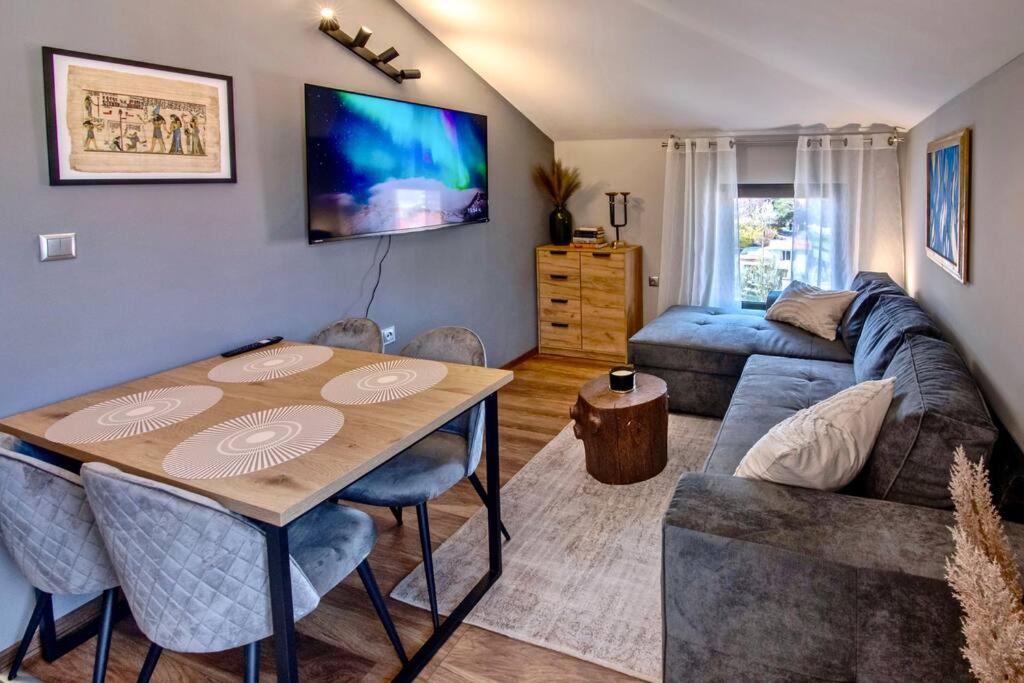 切佩拉雷的住宿－Мансарда с фантастични гледки и две спални，客厅配有桌子和沙发