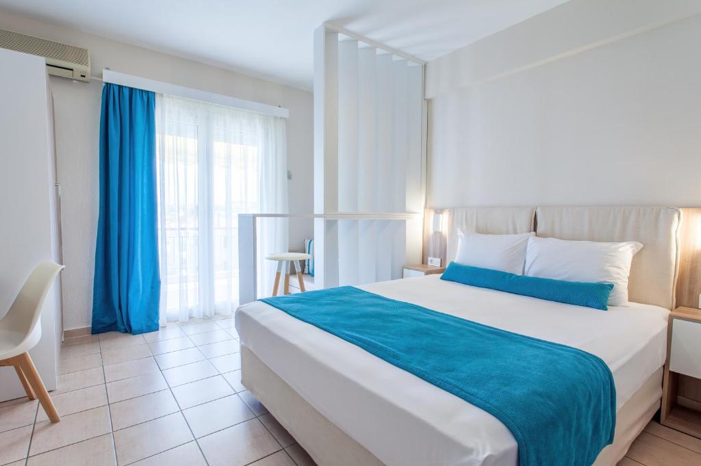 Postel nebo postele na pokoji v ubytování Maistrali Beach Studios