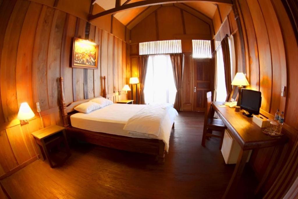 Säng eller sängar i ett rum på Wakatobi Patuno Diving and Beach Resort by SAHID