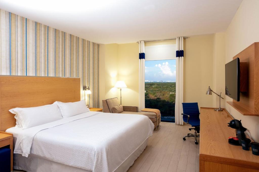 Cama ou camas em um quarto em Four Points by Sheraton Cancun Centro