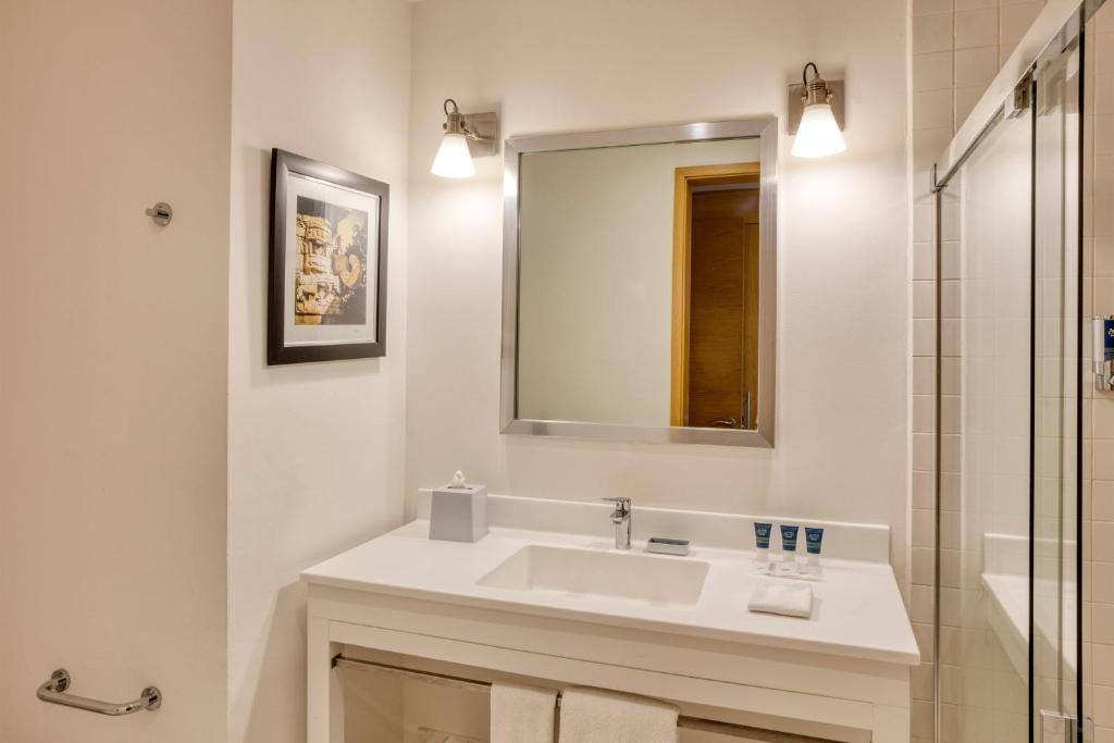 Um banheiro em Four Points by Sheraton Cancun Centro