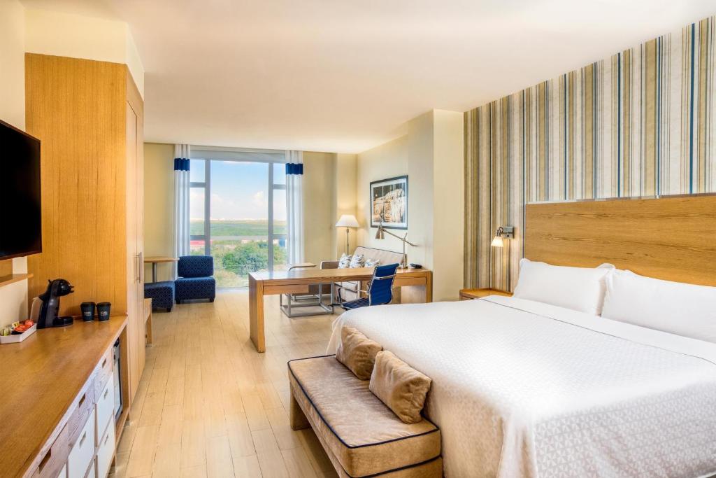 Cama ou camas em um quarto em Four Points by Sheraton Cancun Centro