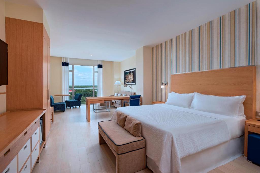 Cama ou camas em um quarto em Four Points by Sheraton Cancun Centro