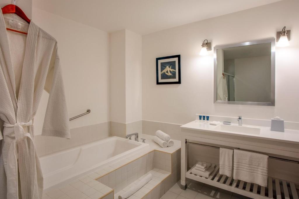 Um banheiro em Four Points by Sheraton Cancun Centro