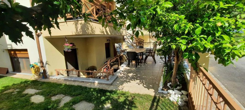 Blick auf ein Haus mit einem Tisch und Stühlen in der Unterkunft Rea’s house in Stavros