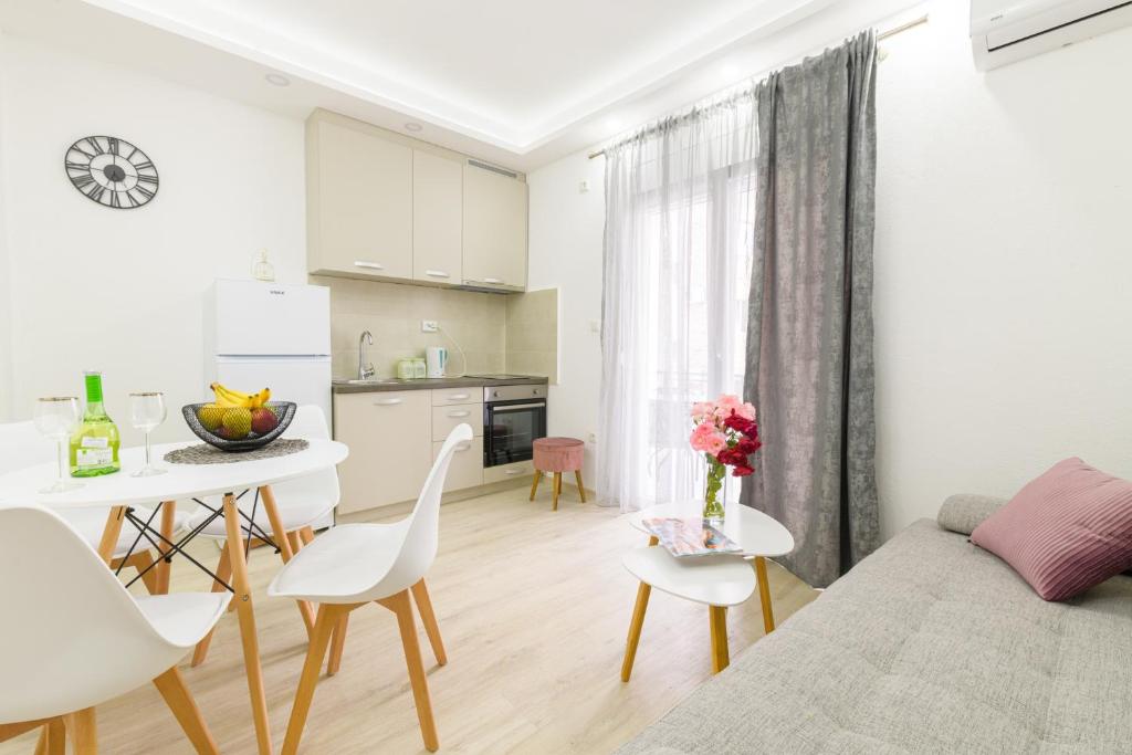 een woonkamer met een bank en een tafel bij Djukic apartmani in Tivat