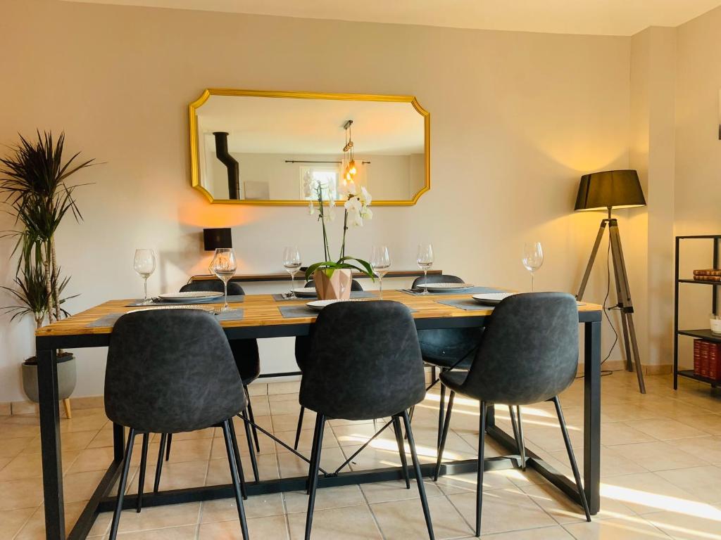 mesa de comedor con sillas y espejo en Maison tourangelle au coeur du vignoble Loire Valley en Vouvray