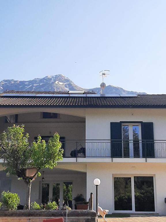 een huis met een balkon en een berg op de achtergrond bij B&B La casa dei nonni Assergi in Assergi