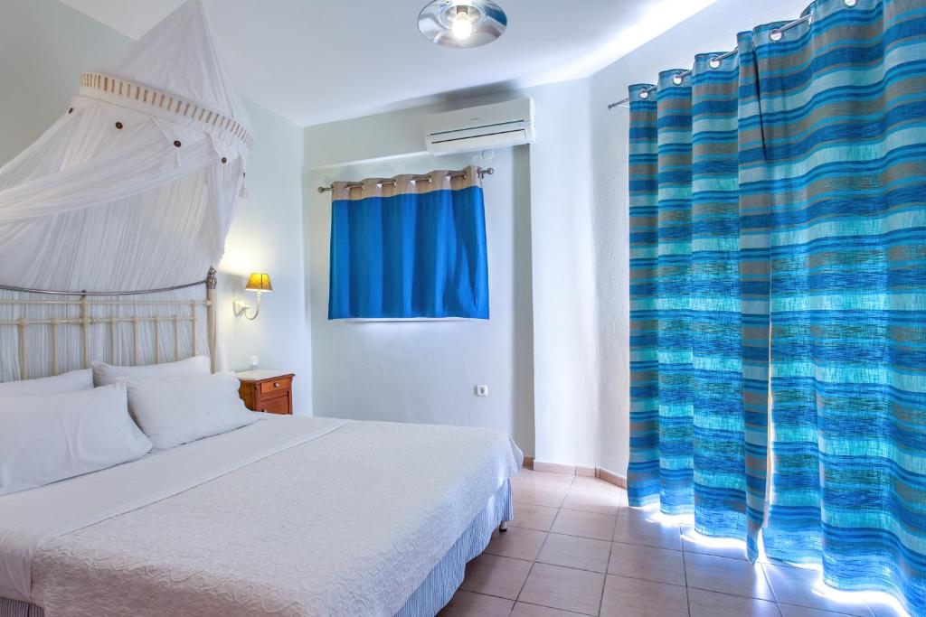Postel nebo postele na pokoji v ubytování Maistrali Beach Studios