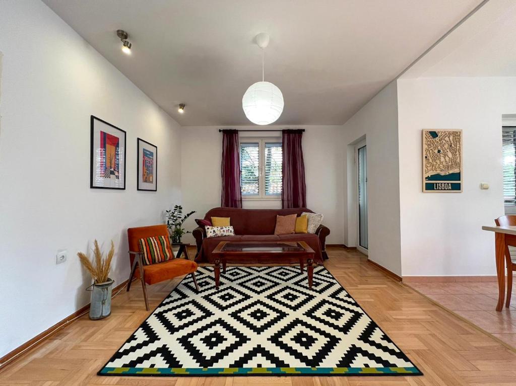 een woonkamer met een bank en een tapijt bij Lamada Family Two Bedroom Apartment in Budva