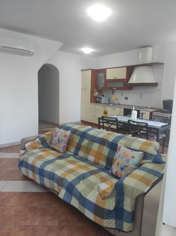 una camera con letto e una cucina sullo sfondo di Brezza Marina 3021 a Genova