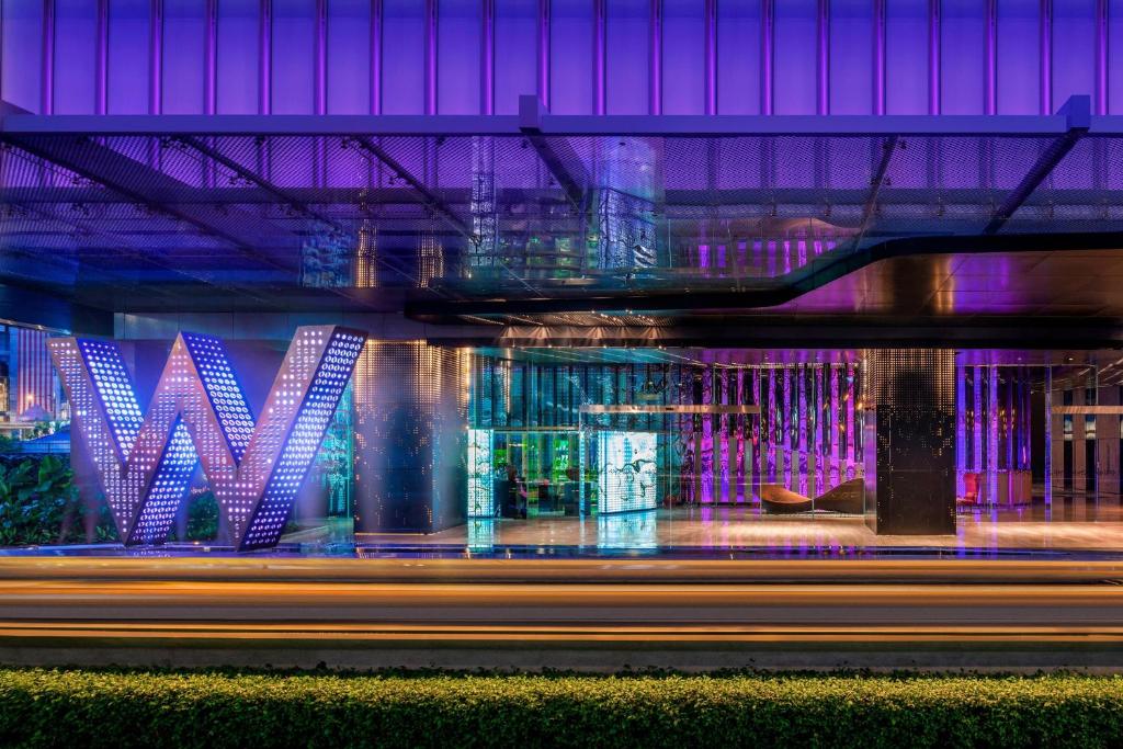 吉隆坡的住宿－W Kuala Lumpur Hotel，紫色和紫色灯的桥景