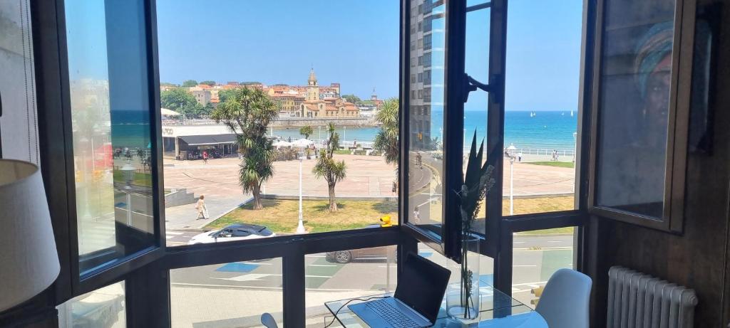 una camera con finestra affacciata sull'oceano di Apartamento la Escalerona con vistas al mar a Gijón