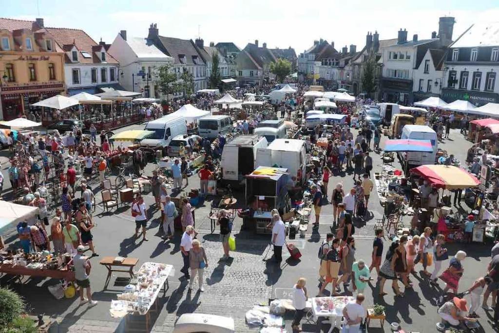 a crowd of people walking around an outdoor market at Maison de pêcheur-Étaples (proche Touquet) in Étaples
