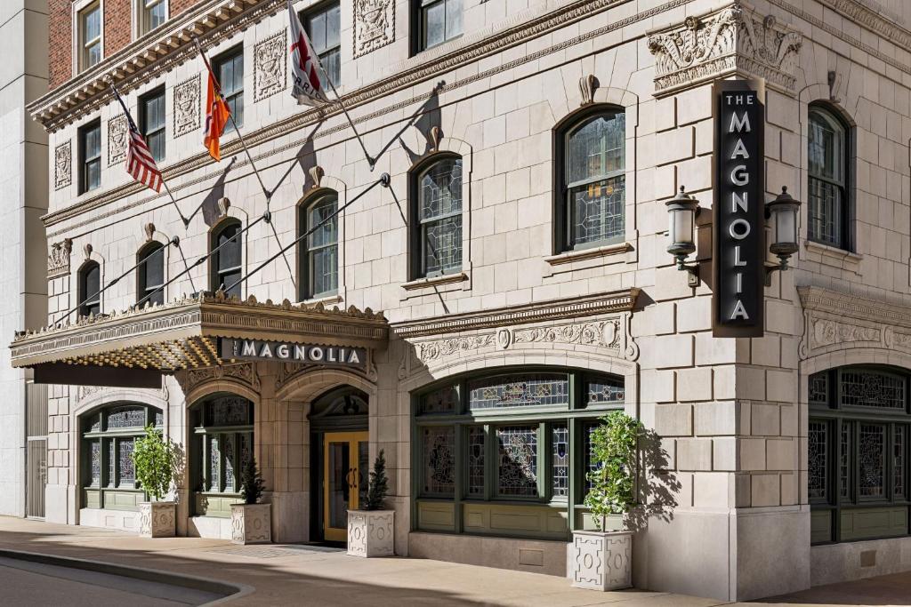 Magnolia Hotel St. Louis, a Tribute Portfolio Hotel في سانت لويس: مبنى عليه لافته