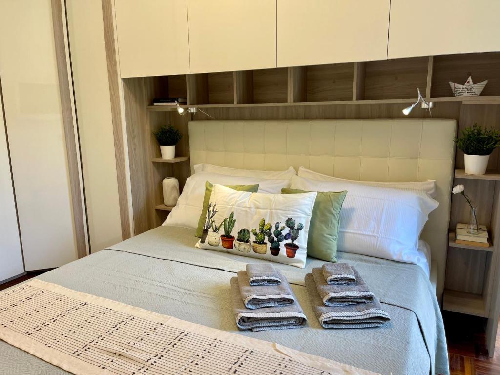 Un dormitorio con una cama con toallas. en LA BOHÈME IN TERRAZZA, en Torre del Lago Puccini