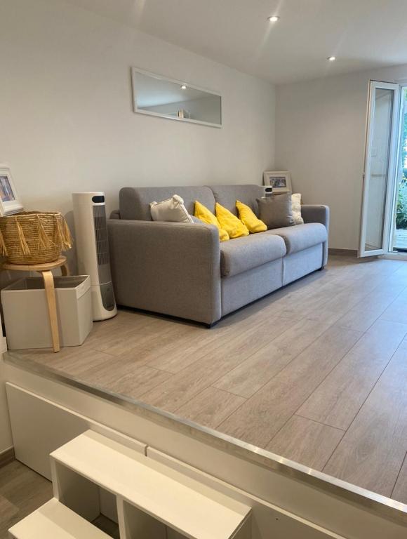 - un salon avec un canapé et du parquet dans l'établissement Halcatibou, à Grimaud