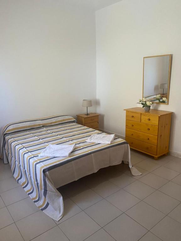 1 dormitorio con cama, tocador y espejo en House at Santiago del Teide, en Tamaimo