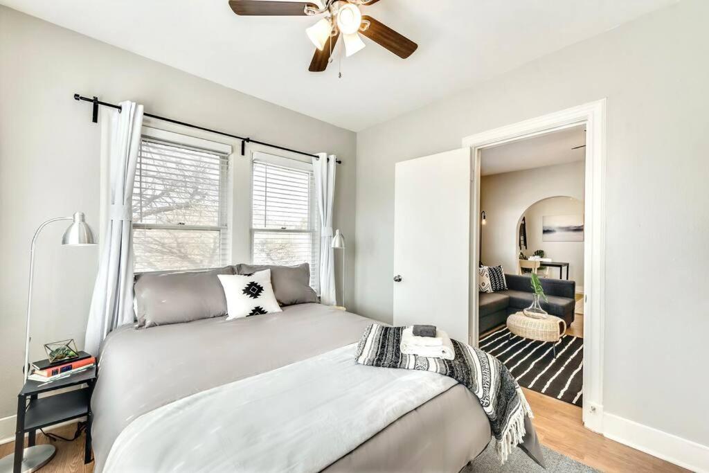 Ένα ή περισσότερα κρεβάτια σε δωμάτιο στο Global Cup The Retro Lower-Greenville Apartment