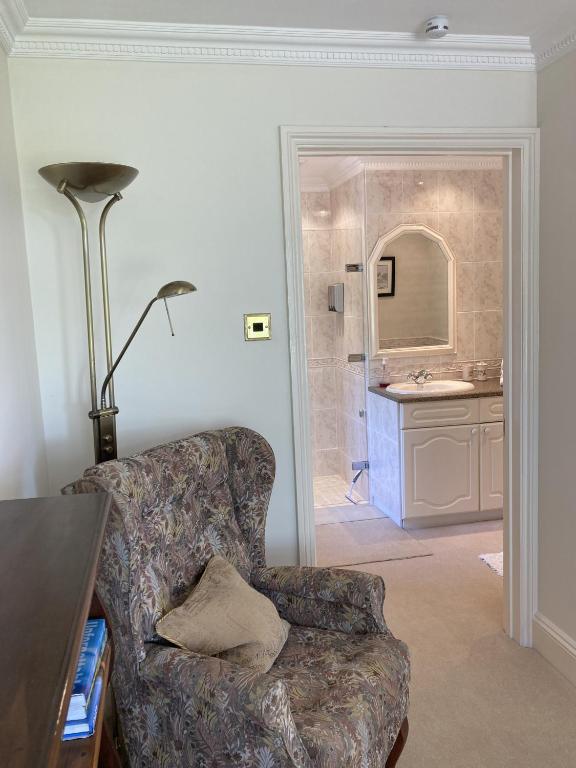 Posezení v ubytování Exclusive 2 Bedroom Apartment with Summer House and Hot Tub