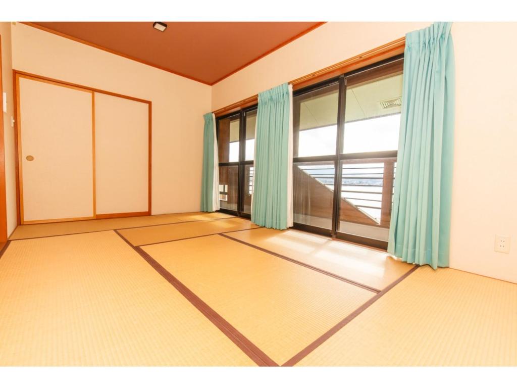 大石的住宿－Lake Kawaguchi Rental Villa Tozawa Center - Vacation STAY 46845v，一间空房间,设有大窗户