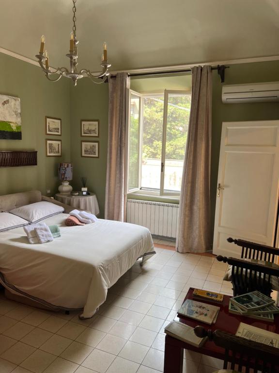 een slaapkamer met een groot bed en een raam bij The 1905 house Near Leaning Tower in Pisa