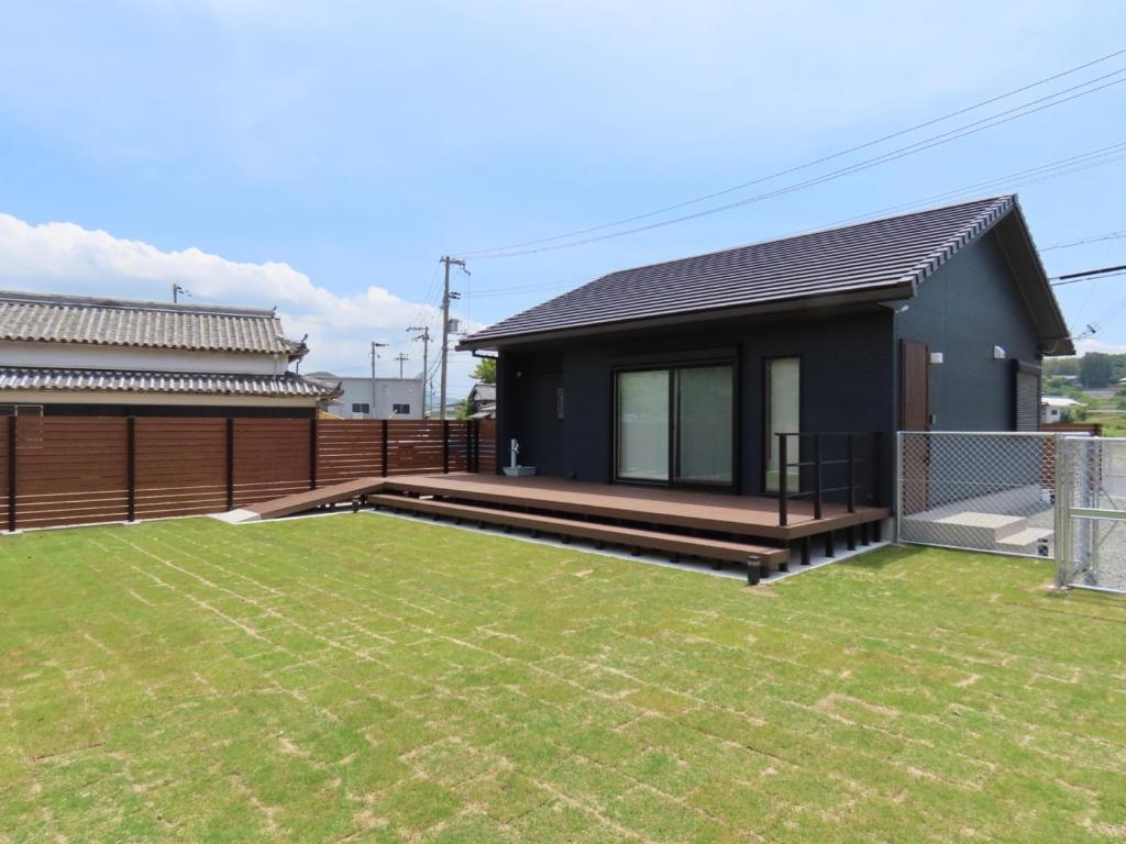 una casa con un gran patio delante de ella en Awajishima Cottage Hitotoki - Vacation STAY 10755v en Sumoto