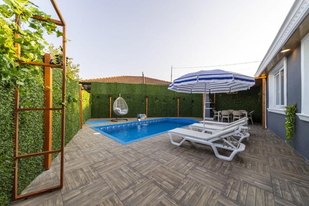 Magnificent Villa with Private Pool and Terrace Close to the Airport in Muratpasa