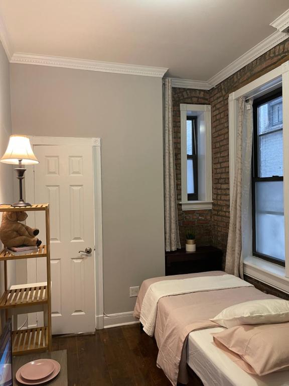 1 dormitorio con cama y ventana en Private one bedroom one bathroom, en Nueva York