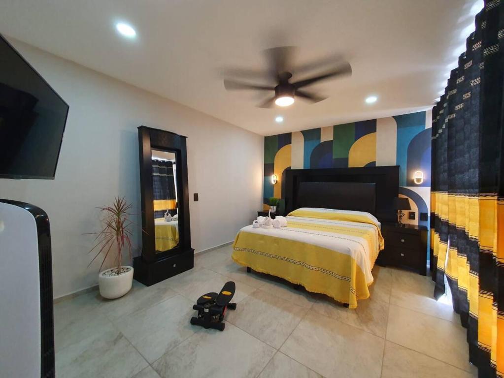 um quarto com uma cama e uma ventoinha de tecto em La Soley, One-Bedroom Apartment em Oaxaca de Juárez