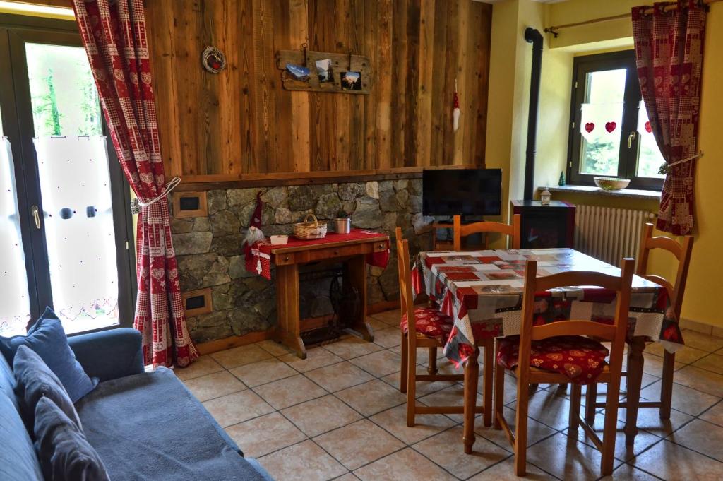 ein Wohnzimmer mit einem Tisch und einem Sofa in der Unterkunft Appartamenti Luseney in Bionaz