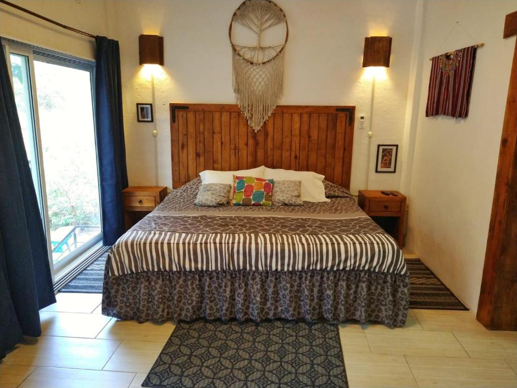 Postel nebo postele na pokoji v ubytování Casa Río Cuale and River Retreat