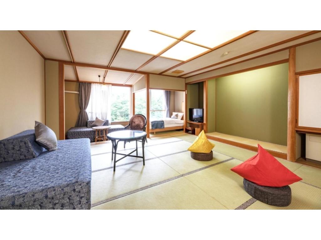 新発田市にあるTsukioka Onsen Furinya - Vacation STAY 55981vのリビングルーム(ソファ、テーブル付)