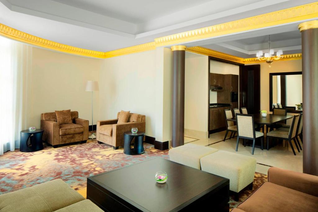 Un lugar para sentarse en Sheraton Sharjah Beach Resort and Spa